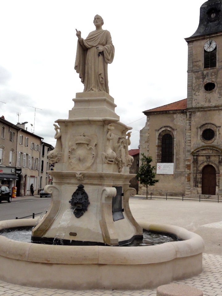 Rosières-aux-Salines, fontaine St.Pierre devant l'église