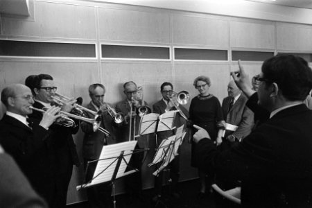 Robert Heppener (uiterst rechts) dirigeert het orkest, derde van rechts minist, Bestanddeelnr 923-4755