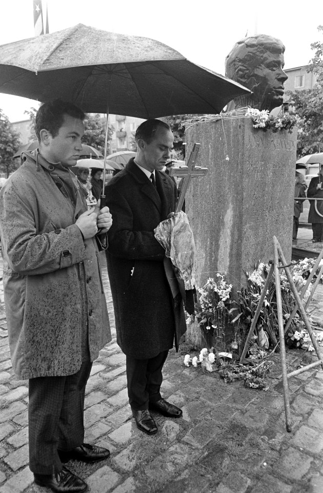 Robert Kennedy herdacht bij het beeld van zijn broer John op het John F. Kennedy, Bestanddeelnr 921-4199