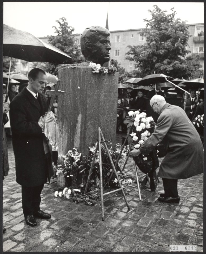 Robert Kennedy herdacht bij het beeld van zijn broer John op het John F. Kennedy, Bestanddeelnr 093-0143