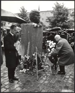 Robert Kennedy herdacht bij het beeld van zijn broer John op het John F. Kennedy, Bestanddeelnr 093-0143