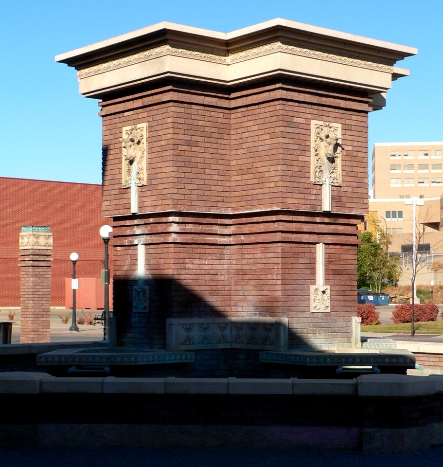 Roth Fountain (Sioux City) center from SE