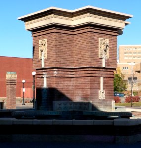 Roth Fountain (Sioux City) center from SE