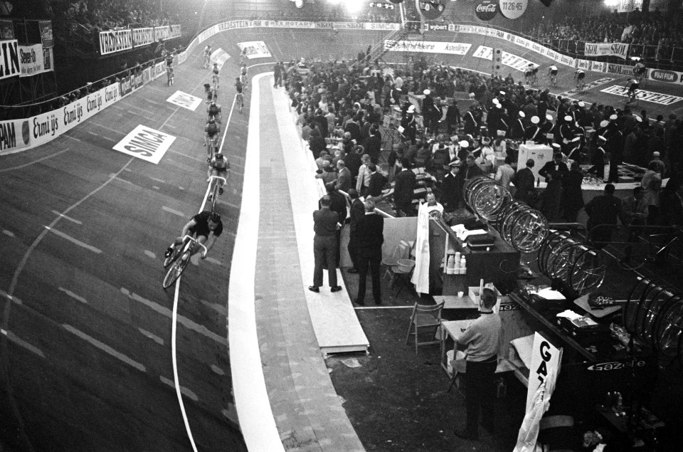Rotterdamse Zesdaagse start. De renners draaien hun eerste ronden, Bestanddeelnr 921-3090