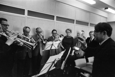 Robert Heppener dirigeert orkest, minister KLompé temidden van de muzikanten, Bestanddeelnr 923-4757