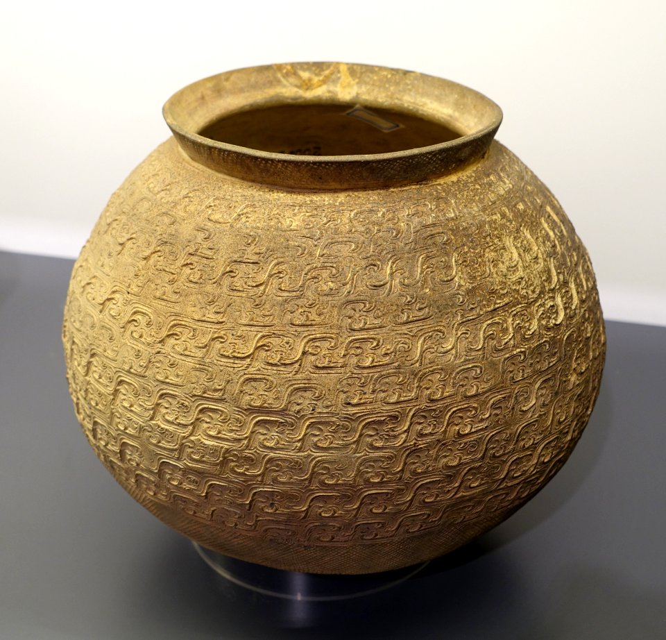 Round-bottomed pottery pot with double-f pattern, Bronze period, from M215, the pre-Qin graveyard, Hengling Shan, Boluo - Hong Kong Museum of History - DSC00754