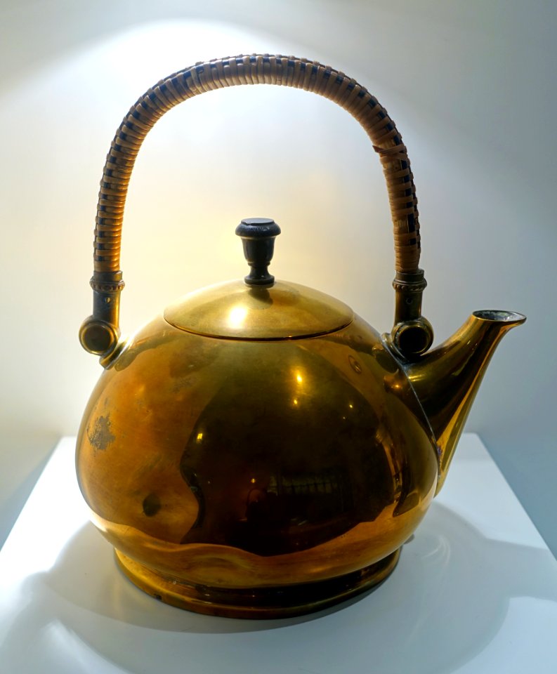 Round tea kettle, designed by Peter Behrens, AEG, Berlin, 1907-1908, brass - Museum Künstlerkolonie Darmstadt - Mathildenhöhe - Darmstadt, Germany - DSC06381