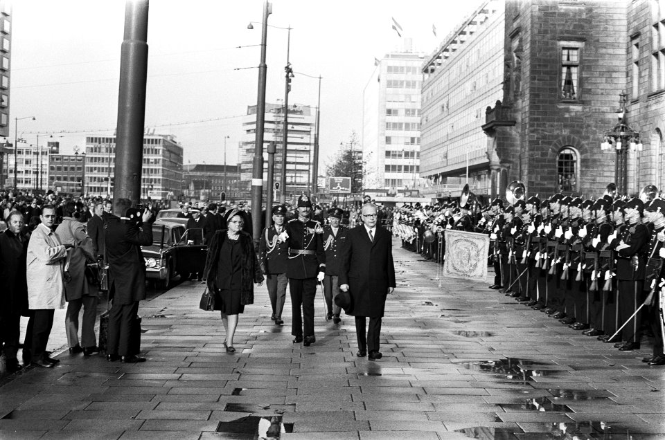 Rotterdam. De Duitse president Heinemann, diens echtgenote, koningin Juliana en , Bestanddeelnr 923-0152