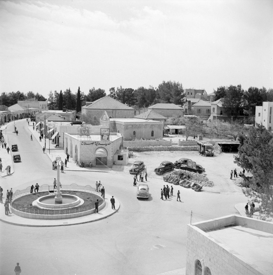 Round about in Ramallah met enkele moderne winkels, Bestanddeelnr 255-5552