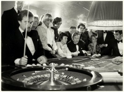 Roulettespelers in het casino in hotel Bouwes aan het Badhuisplein 7. NL-HlmNHA 54005745