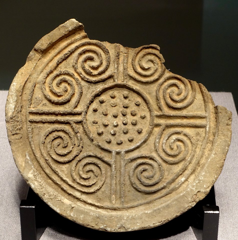 Round eave tile with cloud design, China, Qin to Western Han dynasty, 3rd-1st century BC, ceramic - Tokyo National Museum - Tokyo, Japan - DSC08511