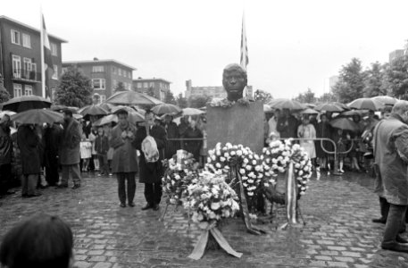 Robert Kennedy herdacht bij het beeld van zijn broer John op het John F. Kennedy, Bestanddeelnr 921-4200