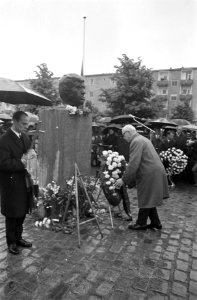Robert Kennedy herdacht bij het beeld van zijn broer John op het John F. Kennedy, Bestanddeelnr 921-4198