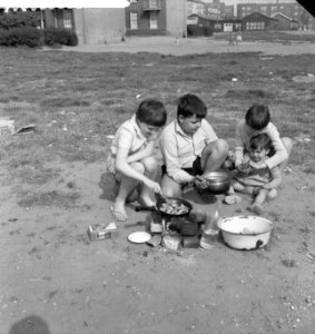 Rotterdamse kinderen bakken patat-frites, Bestanddeelnr 912-5376