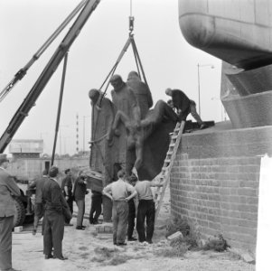 Rotterdam. Hoek BoompjesLeuvehaven plaatsen van een beeldengroep bij het monum, Bestanddeelnr 917-9705