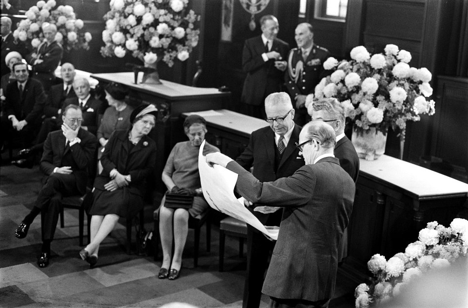 Rotterdam. De Duitse president Heinemann, diens echtgenote, koningin Juliana en , Bestanddeelnr 923-0156