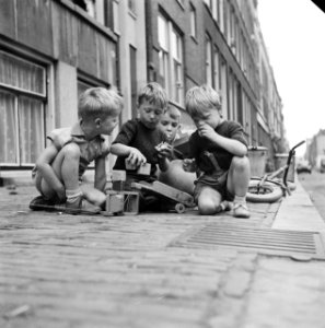 Rotterdamse jongetjes spelen op straat, Bestanddeelnr 912-8041