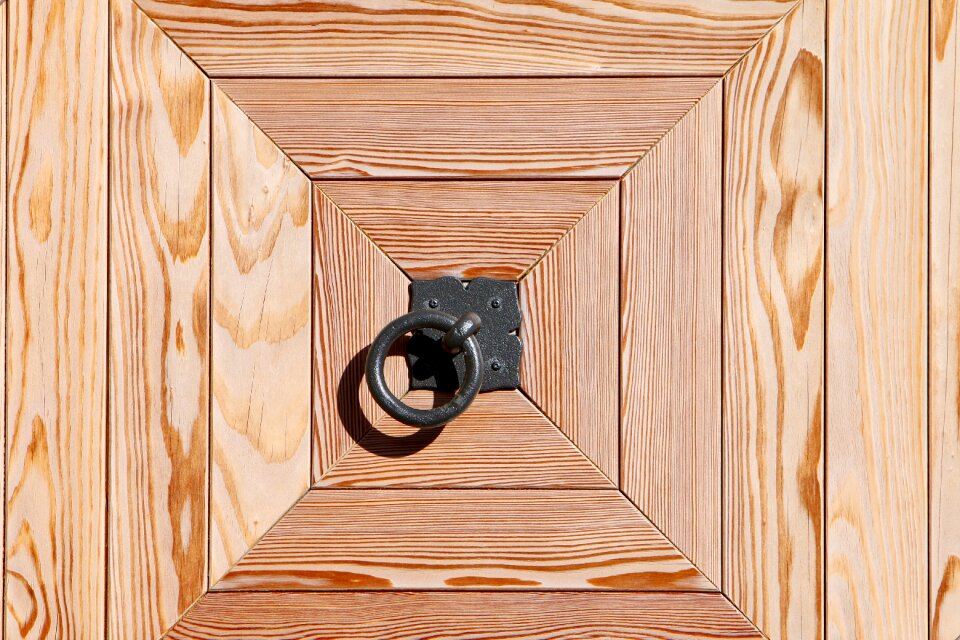 Wooden door call waiting ring geometric shape
