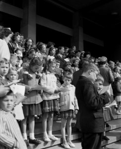 Rotterdamse schoolkinderen zingen Paasliederen bij de beurs aangetast, Bestanddeelnr 908-5146