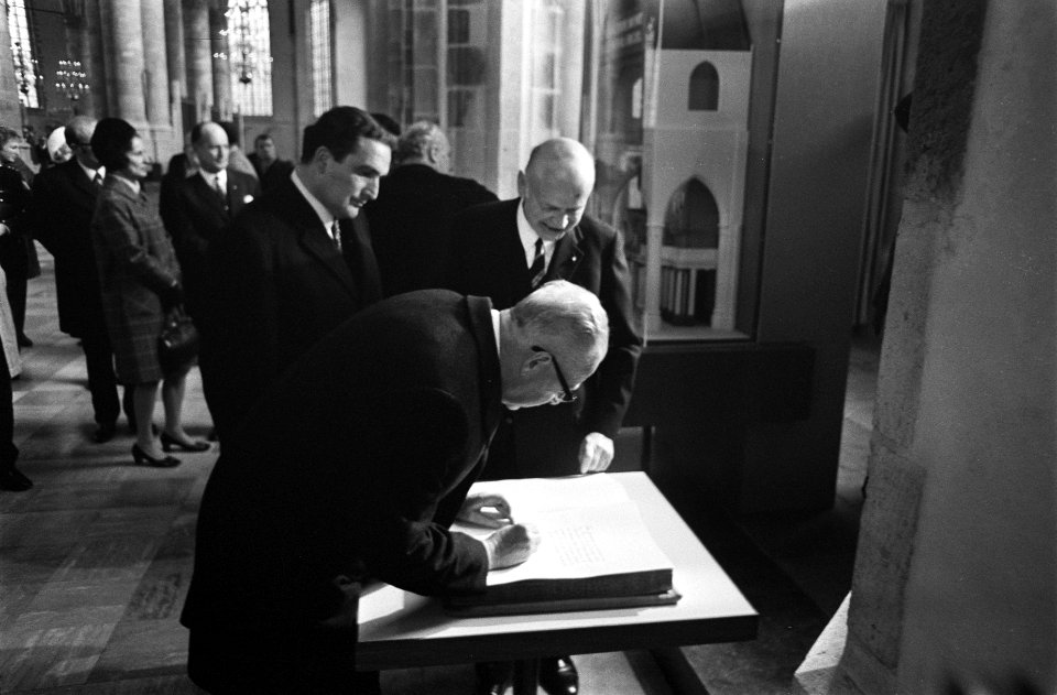 Rotterdam. De Duitse president Heinemann, diens echtgenote, koningin Juliana en , Bestanddeelnr 923-0150