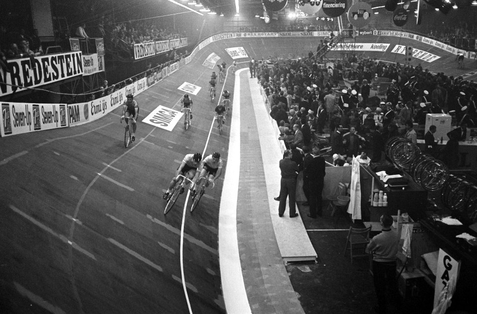 Rotterdamse Zesdaagse start. De renners draaien hun eerste ronden, Bestanddeelnr 921-3091