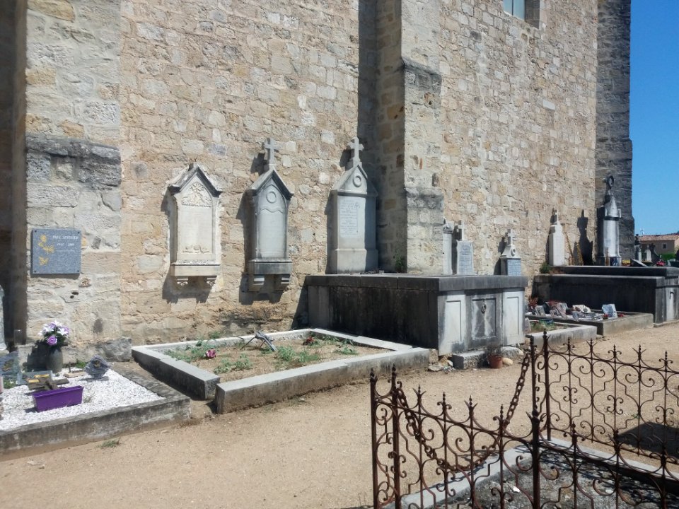 Rosières (Ardèche) - Cimetière - Tombes contre le mur sud de l'église