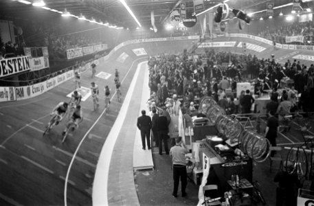 Rotterdamse Zesdaagse start. De renners draaien hun eerste ronden, Bestanddeelnr 921-3089