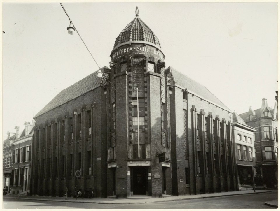 Rotterdamsche bank. De ingang en zijgevels van het gebouw, gezien vanuit het zuidwesten. NL-HlmNHA 54004533