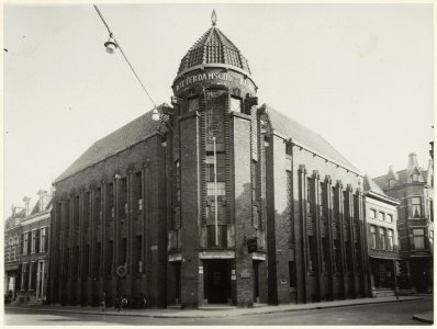 Rotterdamsche bank. De ingang en zijgevels van het gebouw, gezien vanuit het zuidwesten. NL-HlmNHA 54004533