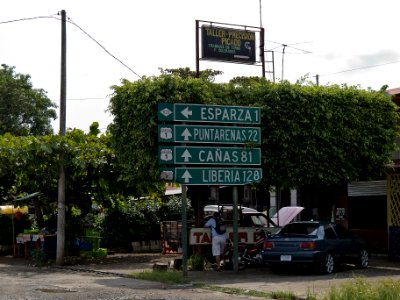 Rotulos, a la entrada de Esparza Costa Rica 2011