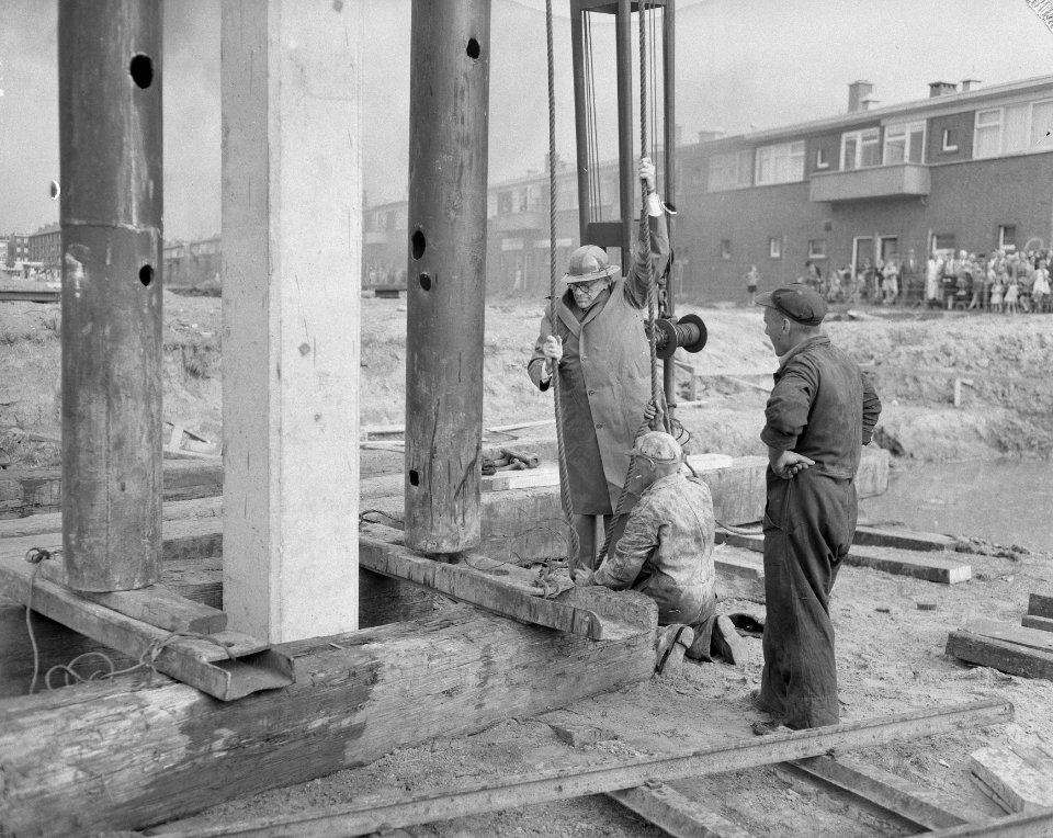 Rotterdam Wethouder J Miertens heit paal flatwoning, Bestanddeelnr 908-7068