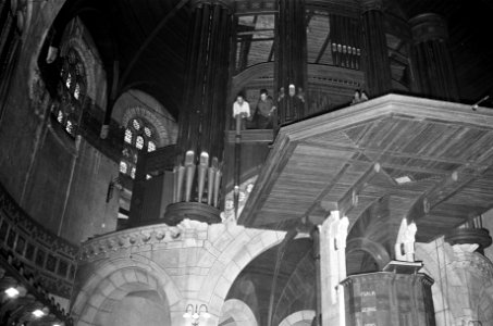 Rotterdam, Koninginnekerk Tijdens de afbraak van de kerk wordt het orgel gedemo, Bestanddeelnr 925-3096