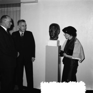 Rotterdam borstbeeld Cor Ruys . Van links burgemeester A. G. Wertheim beeldhouwe, Bestanddeelnr 908-2326