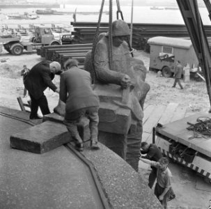 Rotterdam. Hoek BoompjesLeuvehaven plaatsen van een beeldengroep bij het monum, Bestanddeelnr 917-9700