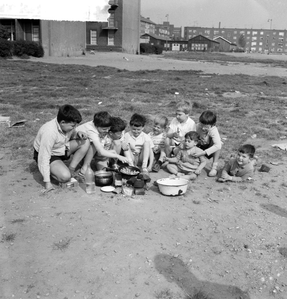 Rotterdamse kinderen bakken patat-frites, Bestanddeelnr 912-5375