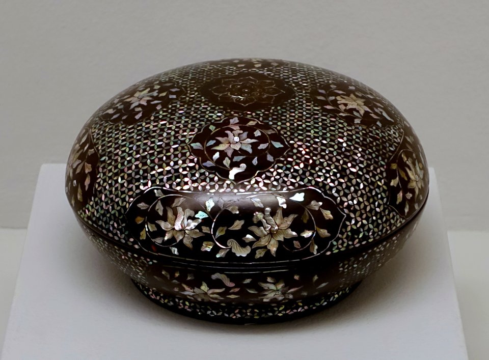 Round container with lotus decorations, China, Ming dynasty, Wanli period mark, 1573-1619 AD, wood with lacquer and mother-of-pearl - Linden-Museum - Stuttgart, Germany - DSC03523