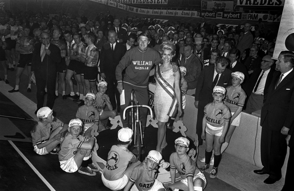 Rotterdamse Zesdaagse start. Peter Post werd voor de aanvang gehuldigd, Bestanddeelnr 921-3088