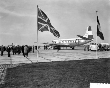 Rotterdam opgenomen in de luchtlijn Amsterdam Londen, de KLM viscount op het pla, Bestanddeelnr 910-7895
