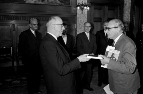 Rotterdams perspectief eerste exemplaar aan burgemeester van Walsum aangeboden, Bestanddeelnr 915-7495
