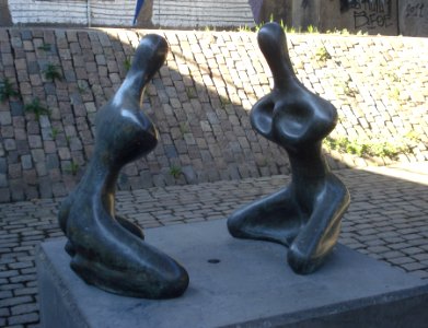 Rotterdam kunstwerk twee knielende figuren