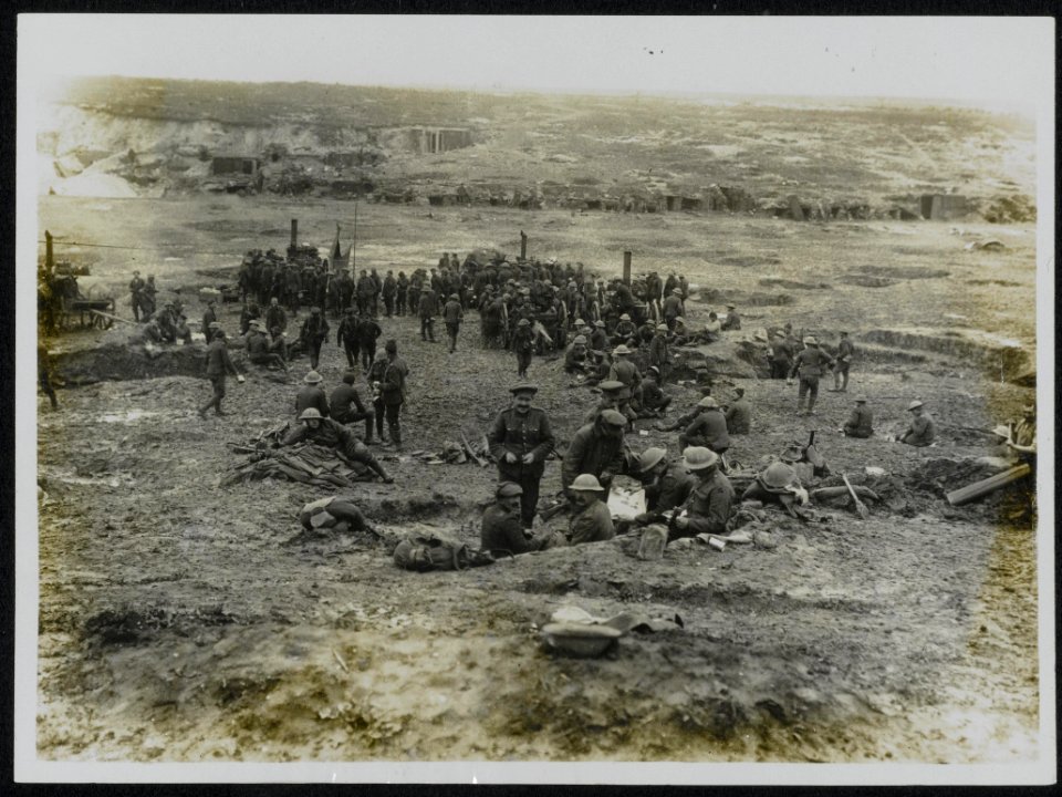 Round the field kitchen. Note the shell holes, Bestanddeelnr 158-0247
