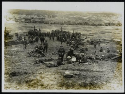 Round the field kitchen. Note the shell holes, Bestanddeelnr 158-0247
