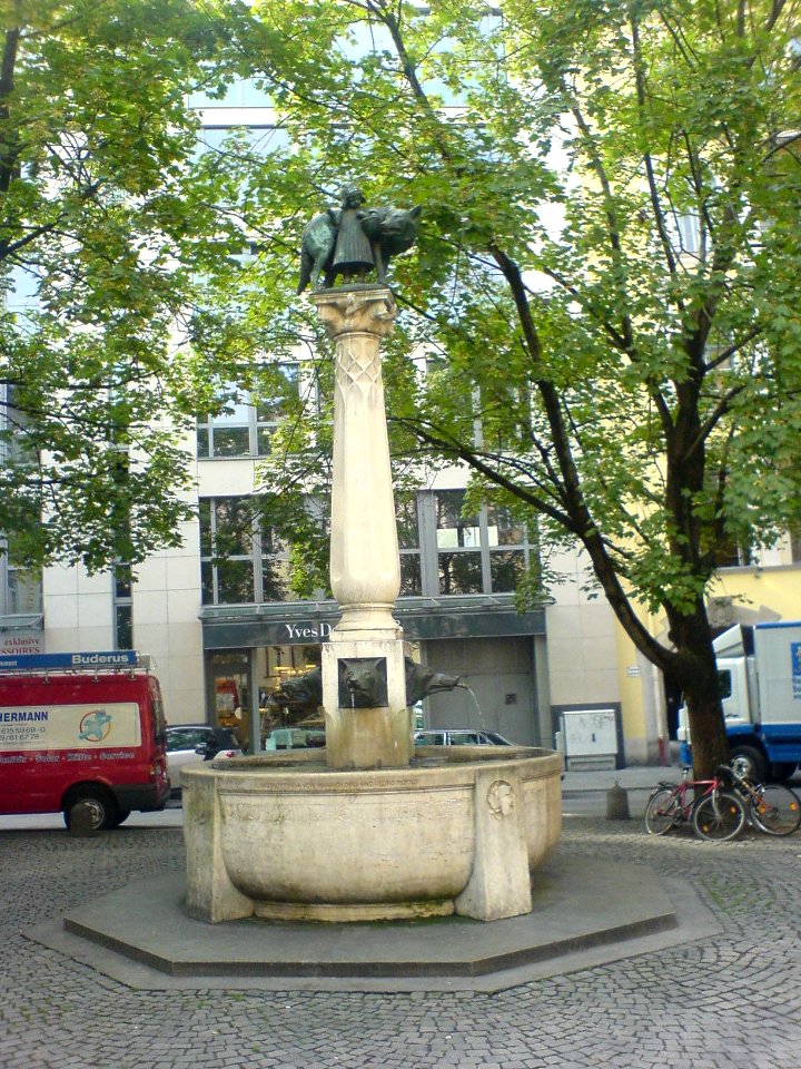 Rotkäppchen mit Wolf (Brunnen in München)