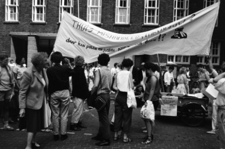 Rotterdam, vrouwenactiegroep Stop geweld tegen vrouwen demonstreren tegen beleid, Bestanddeelnr 933-3680
