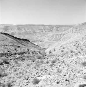 Rotsachtig berglandschap, Bestanddeelnr 255-3380 photo