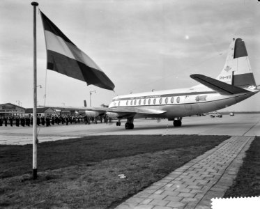 Rotterdam opgenomen in de luchtlijn Amsterdam Londen, de KLM viscount op het pla, Bestanddeelnr 910-7894