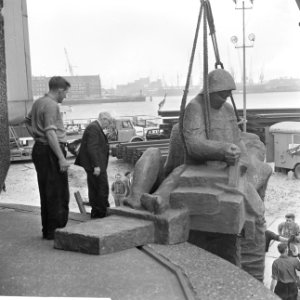 Rotterdam. Hoek BoompjesLeuvehaven plaatsen van een beeldengroep bij het monum, Bestanddeelnr 917-9702