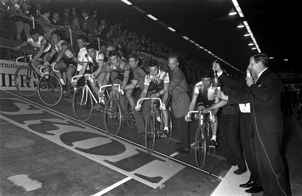 Rotterdamse Zesdaagse start. Voorzitter KNVU ir. Van Dijk geeft startschot, Bestanddeelnr 921-3092