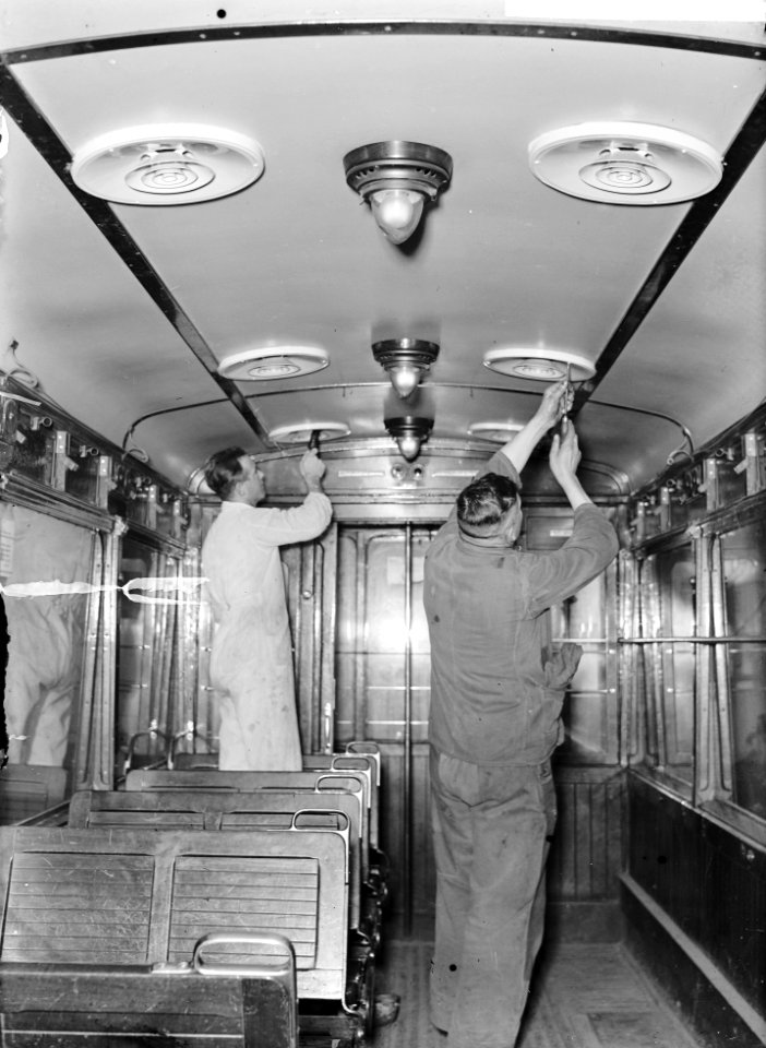 Rotterdamse tram monteurs bezig in interieur van tram, Bestanddeelnr 901-2716