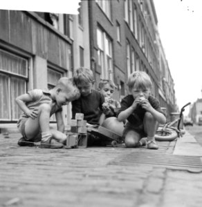 Rotterdamse jongetjes spelen op straat, Bestanddeelnr 912-8042